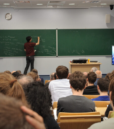 Terence Tao (matematyczny Noblista) podczas konferencji Numbers in the Universe poświęconej otwarciu Międzynarodowego Centrum Matematycznego w Ukrainie (ICMU)