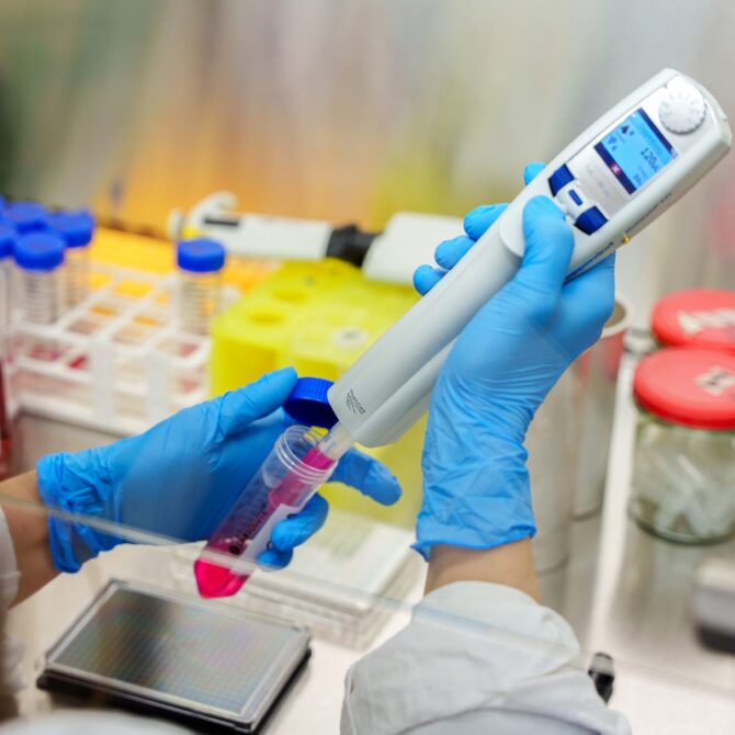 Sukces polskich naukowców: publikacja w „Nature” wyjaśnia mechanizmy skuteczności leków mRNA i toruje drogę do nowych terapii