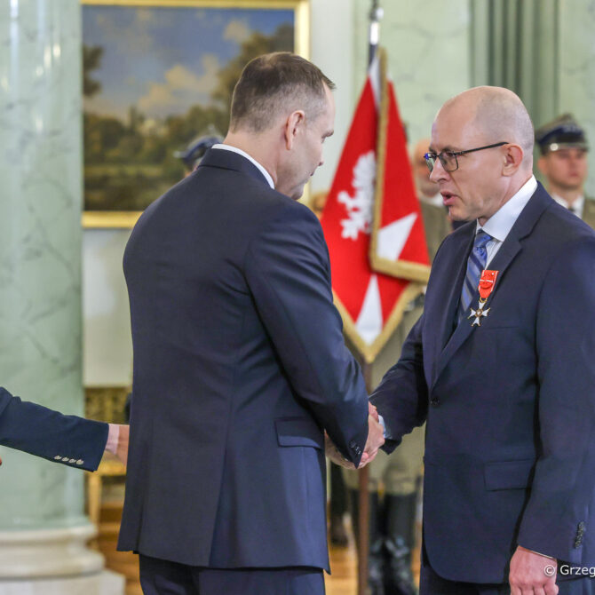 Profesor Konrad Banaszek odznaczony Krzyżem Oficerskim Orderu Odrodzenia Polski