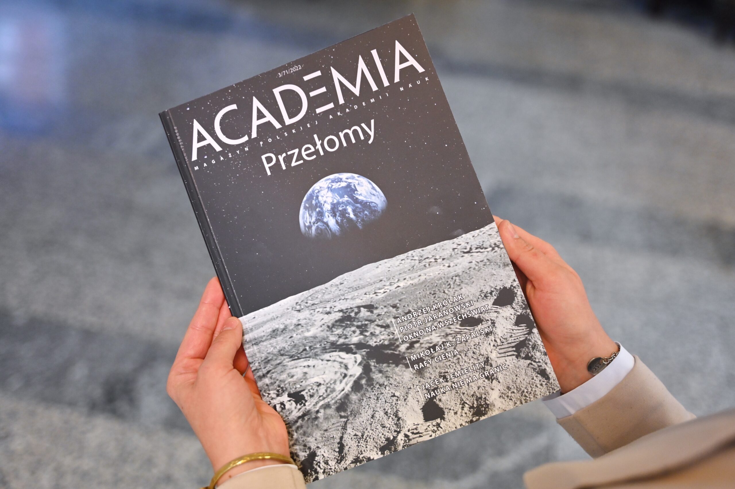 Cover of the magazine Academia