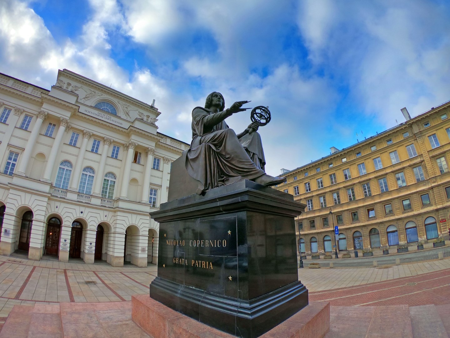 Pomnik Mikołaja Kopernika, w tle Pałac Staszica w Warszawie (siedziba PAN)