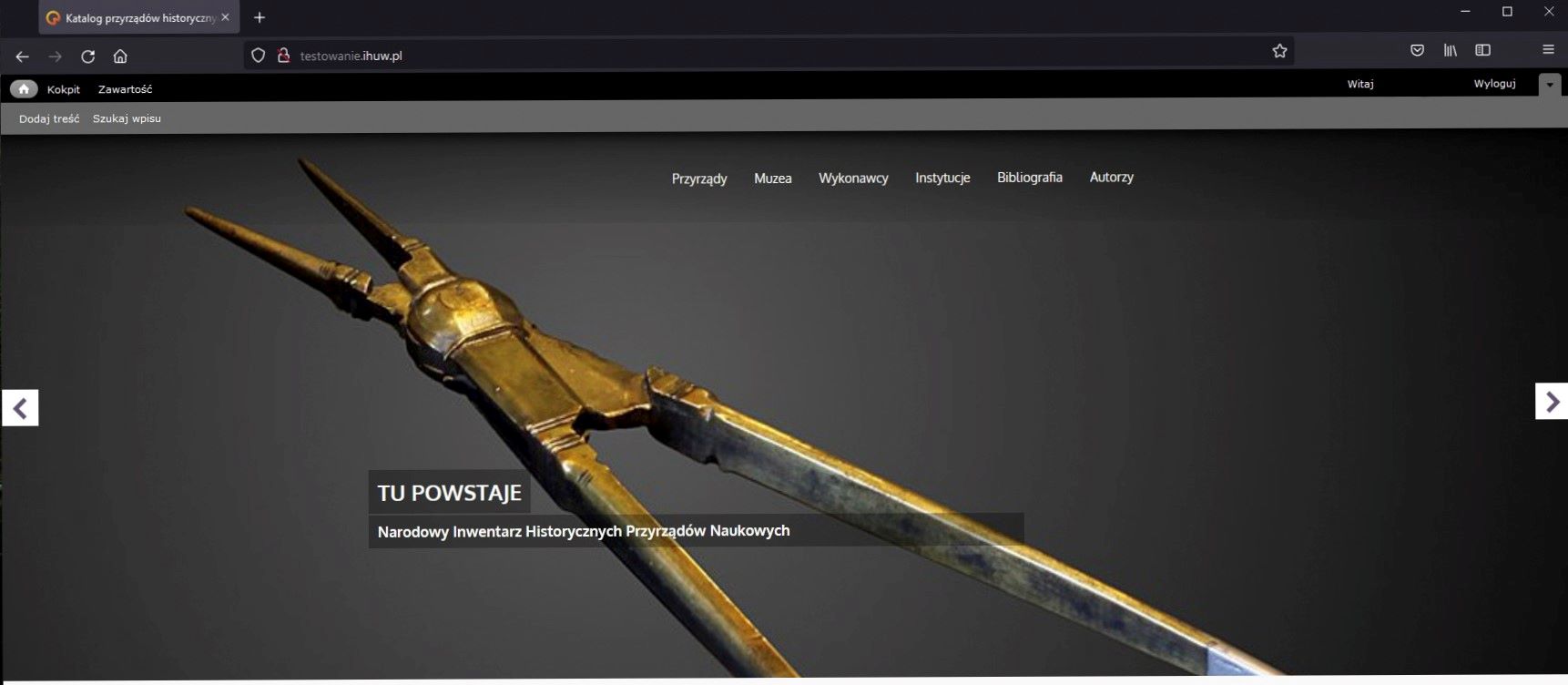 Widok strony internetowej ze zdjęciem złotych nożyc