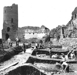 Ruiny zamku i wielu kopiących ludzi