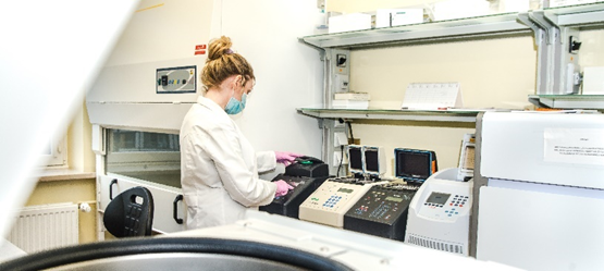 Kobieta programuje urządzenie w laboratorium
