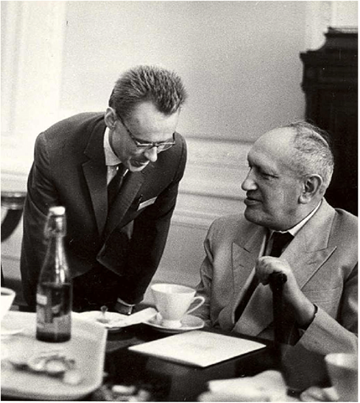 Wykrycie fal grawitacyjnych nie byłoby możliwe bez wkładu prof. Andrzeja Trautmana. Fizyk został członkiem rzeczywistym PAN w 1976 roku. Na zdjęciu podczas konferencji w Pałacu w Jabłonnie w 1962 r. (z lewej) wraz z fizykiem Leopoldem Infeldem (z prawej).