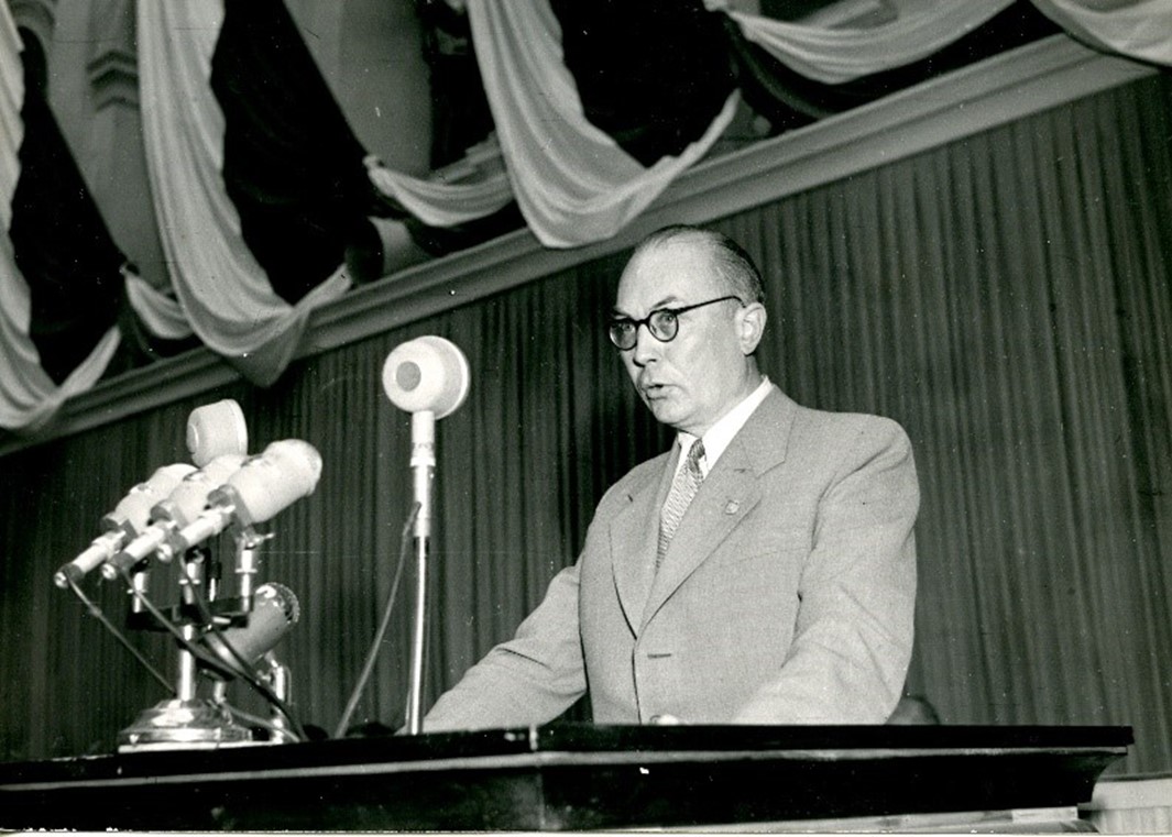 Tadeusz Urbański przemawia podczas I Kongresu Nauki Polskiej w 1951 roku.