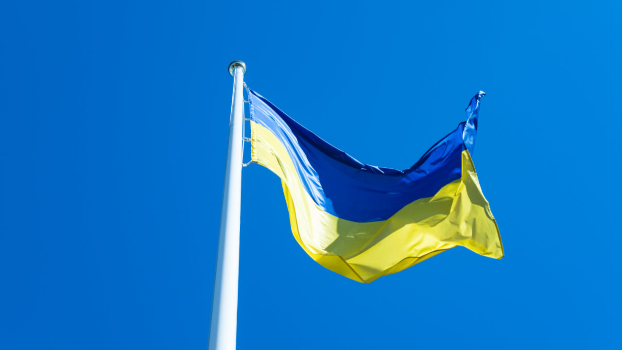 Flaga Ukrainy powiewająca na maszcie