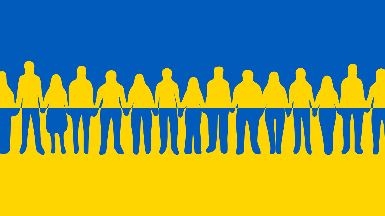 Sylwetki ludzi naniesione na flagę Ukrainy