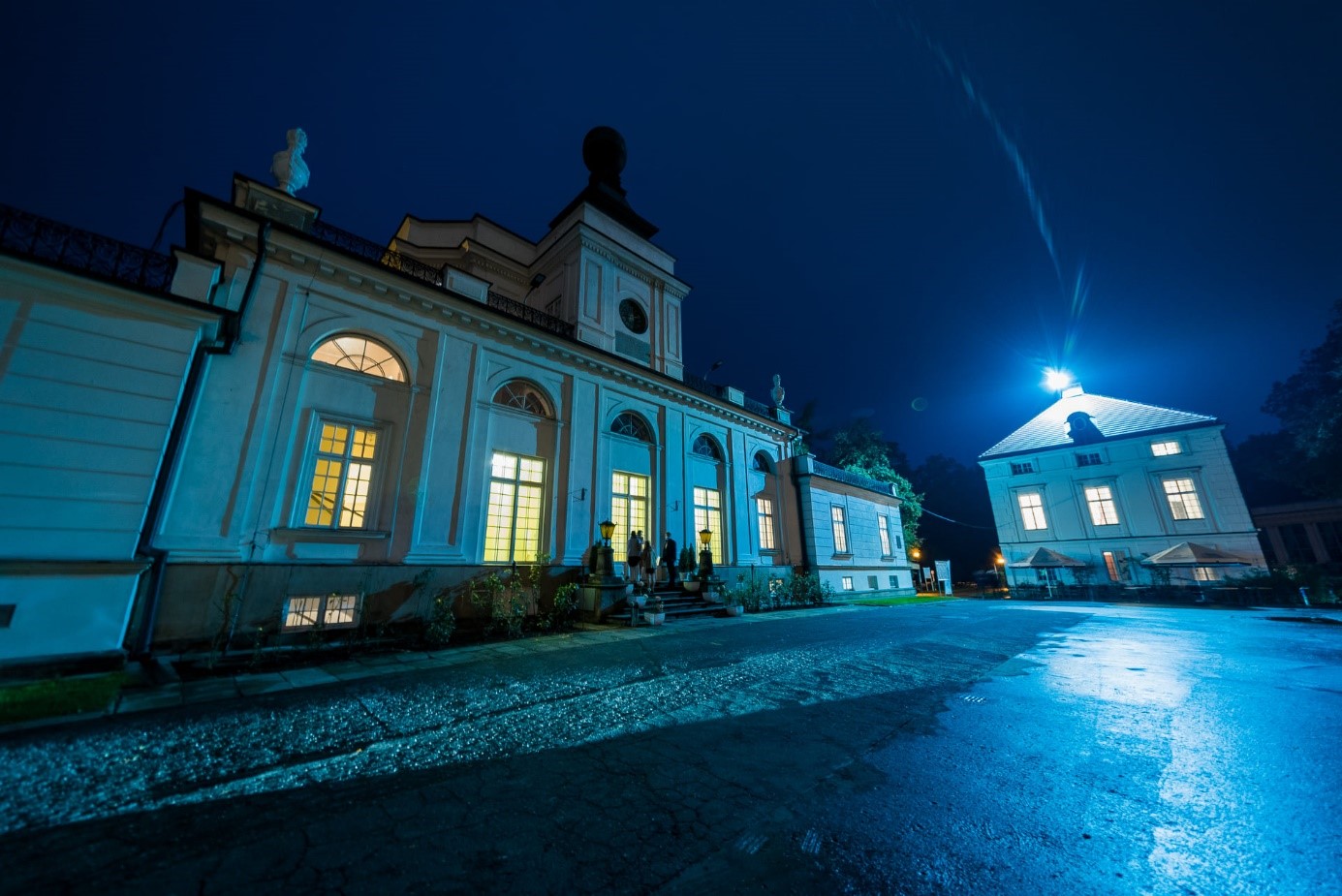 Nocny widok głównej fasady pałacu