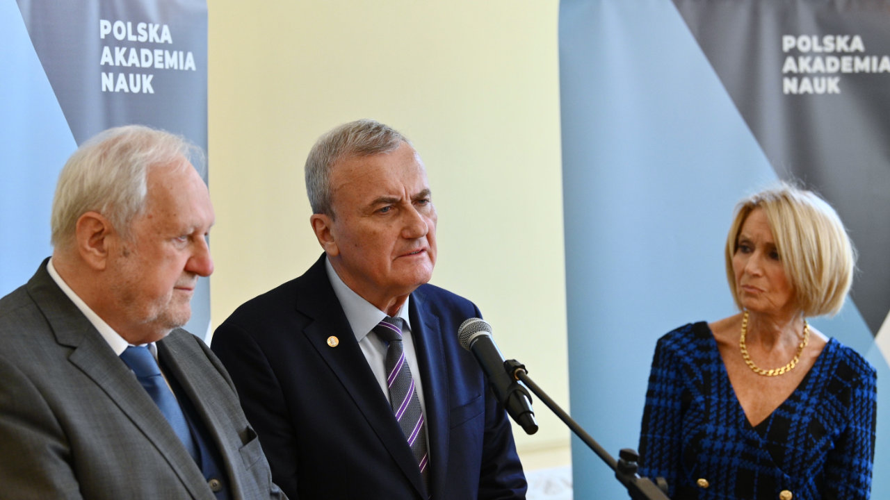 Prezesi akademii nauko ogłaszają plan naprawy Ukrainy. Dwóch mężczyzn i kobieta stoją przy mikrofonie