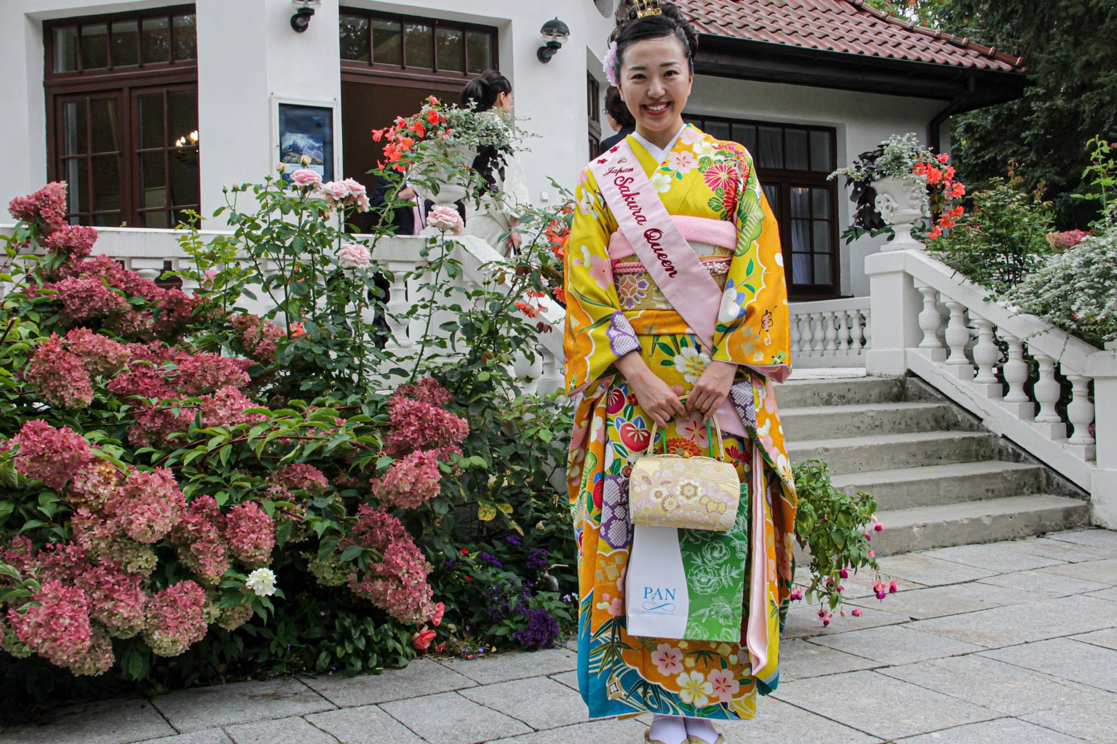 Na tle willi Janówek stoi Japonka w kimonie, która wygrała konkurs na Królową Sakur w Japonii