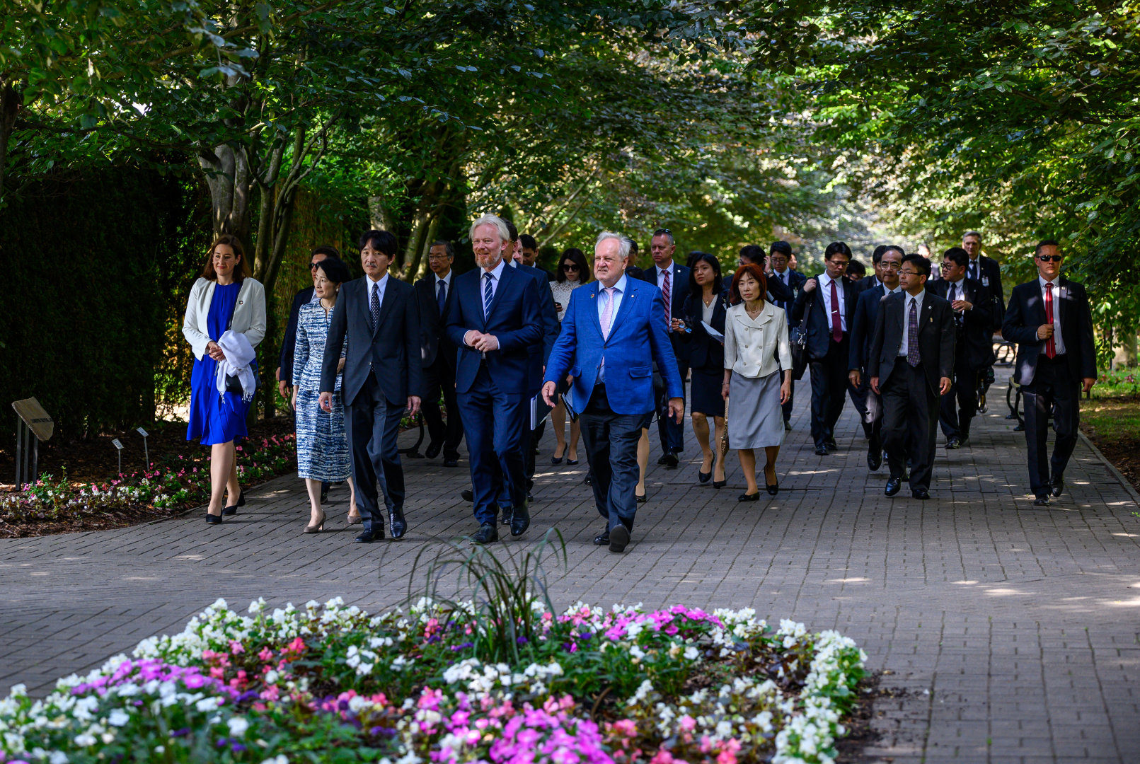 Prezes PAN i dyrektor Ogrodu idący aleją wraz z japońskim księciem Akishino i księżną Kiko