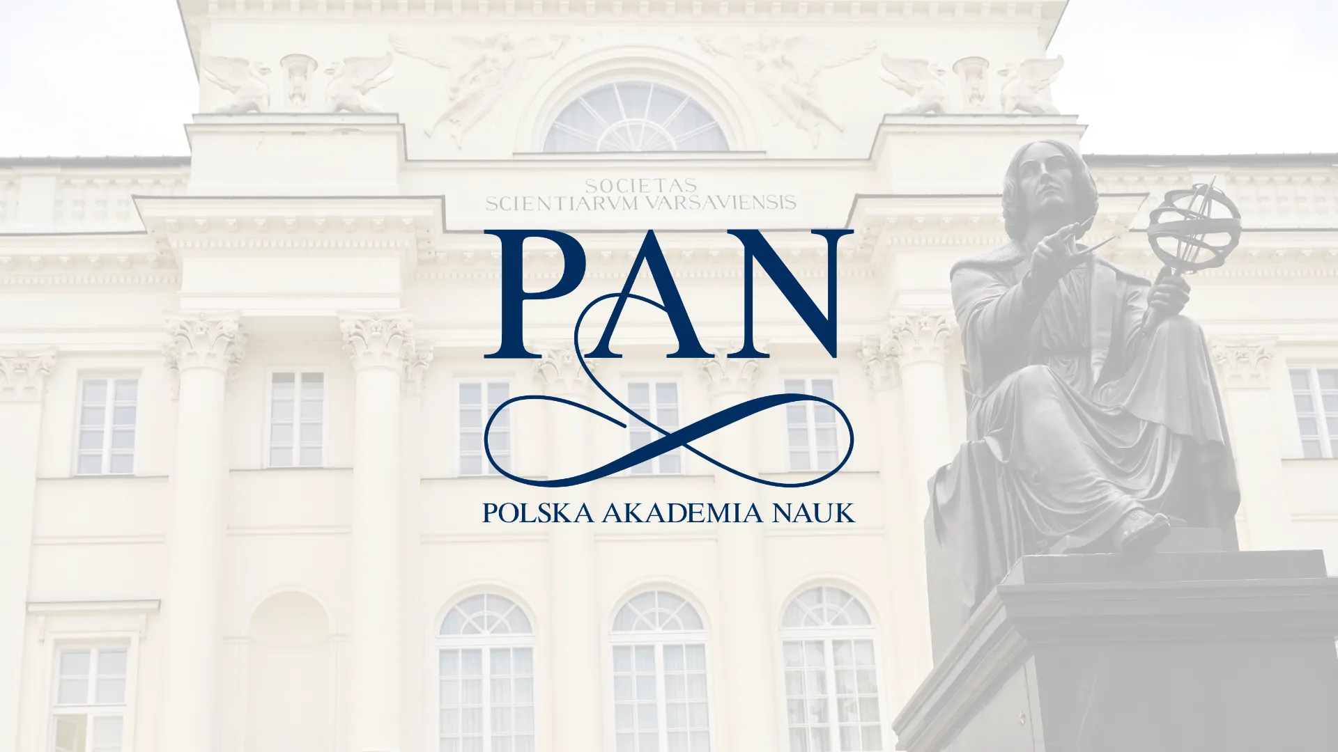Logo Polskiej Akademii Nauk na tle Pałacu Staszica