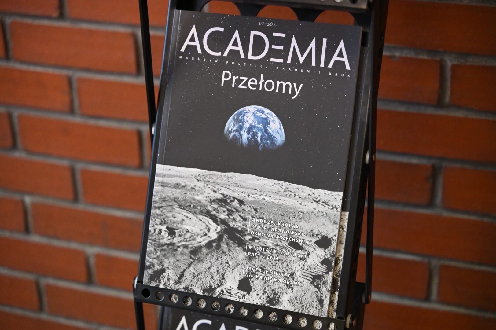 Magazyn Academia na stojaku
