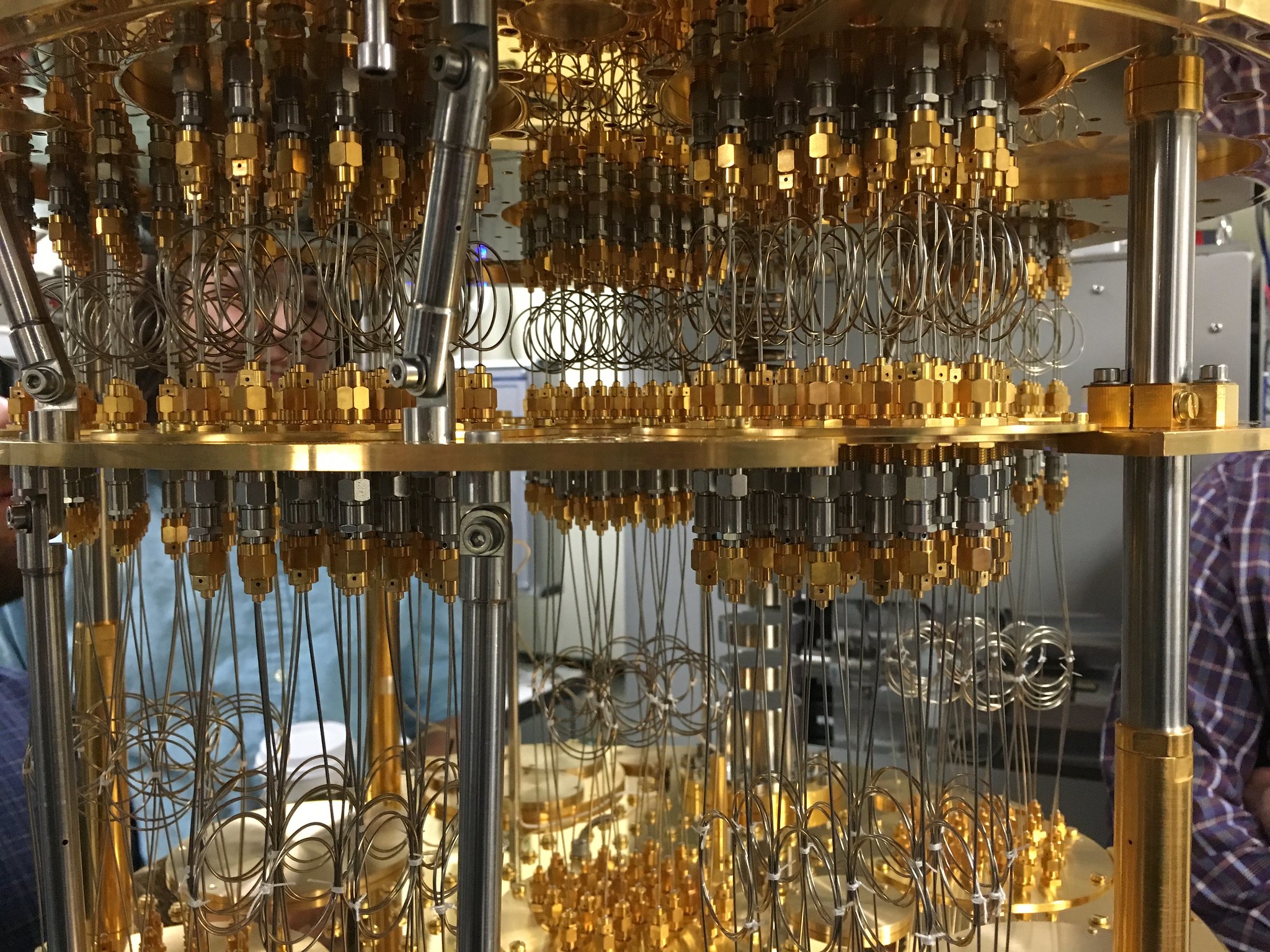 Elementy kompureta kwantowego - kable w kolorze złotym