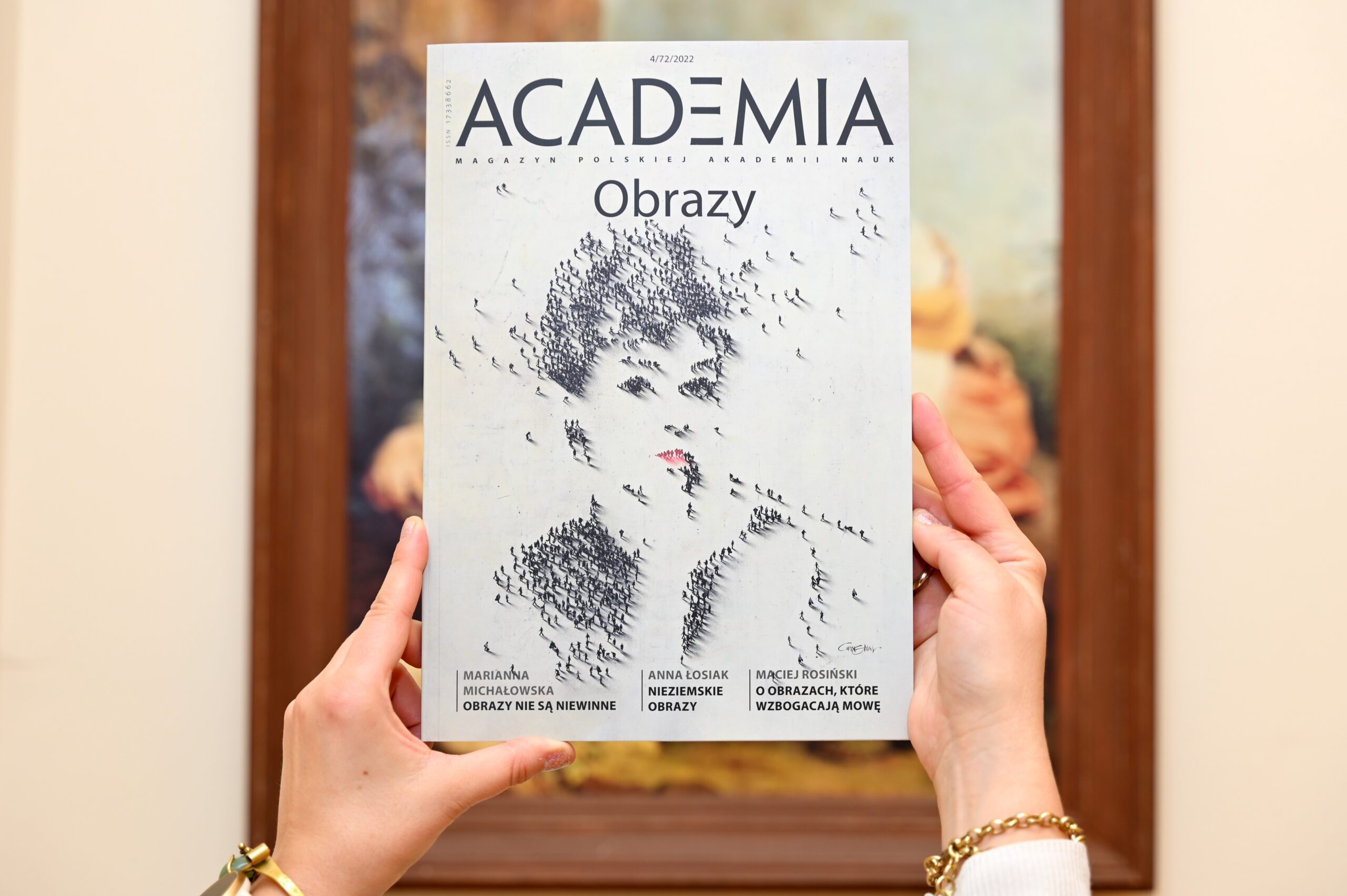 Trzymana w rękach okładka magazynu z podobizną Audrey Hepburn