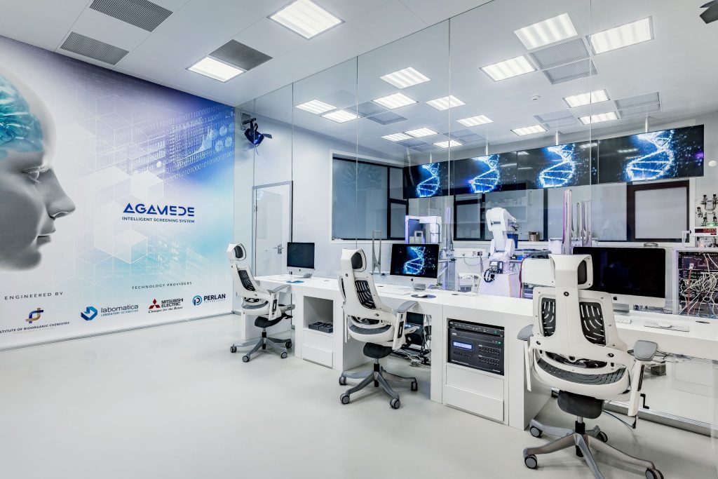 zdjęcie przedstawiające system automatyki laboratoryjnej w Instytucie Chemii Bioorganicznej Polskiej Akademii Nauk
