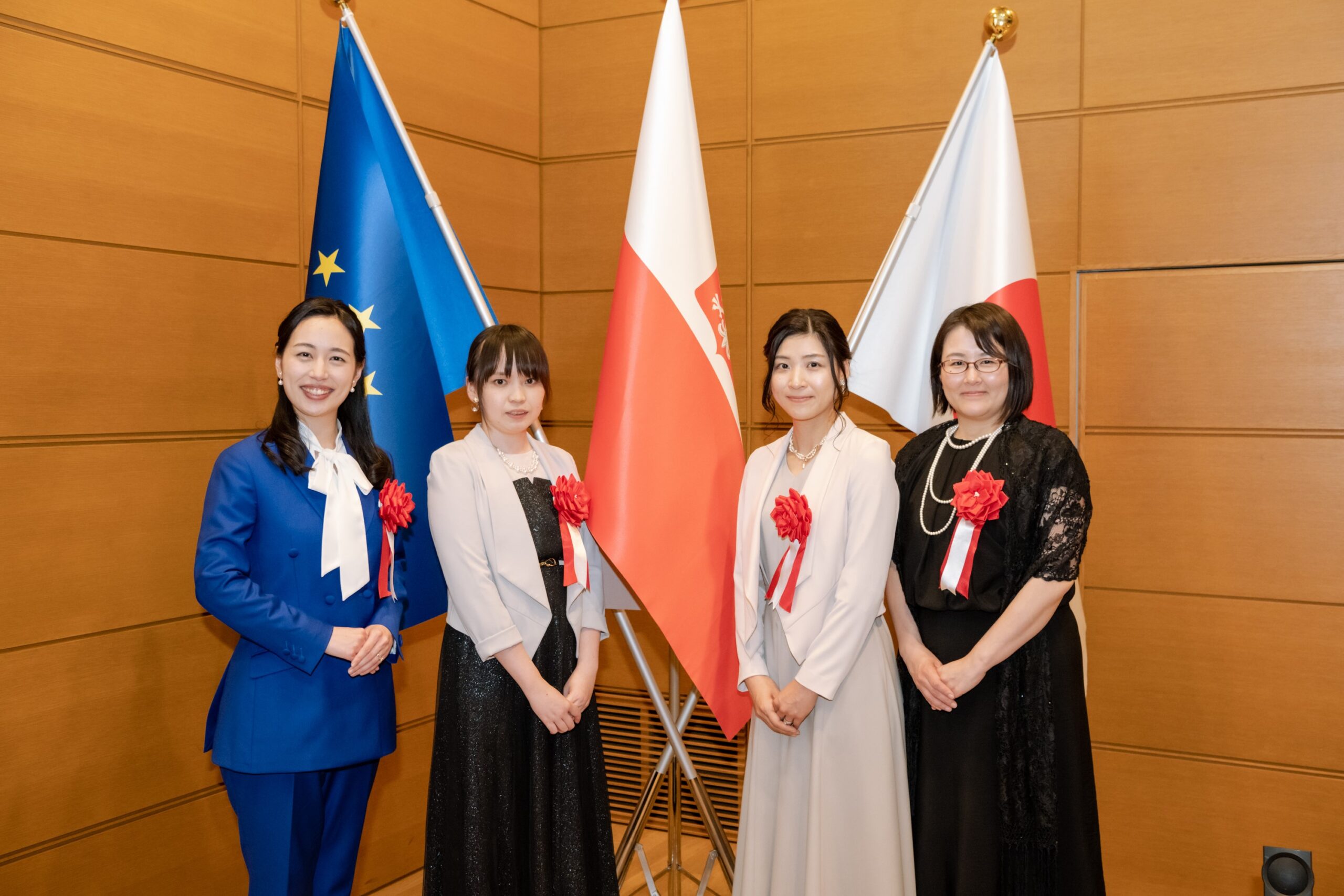 Nagroda im. Marii Skłodowskiej-Curie. Cztery laureatki na tle flag Polski, Japonii i UE